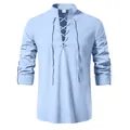 Vue détaillée de la chemise médiévale bleu clair pour hommes en coton et lin avec col montant - Bleu clair