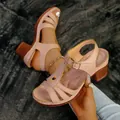 Élégantes sandales roses à bride en T avec talons épais et détails décoratifs sur le bout - Kaki