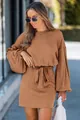 Dettaglio di un mini abito a costine marrone con cintura in vita e maniche a lanterna - Taglia S / Giallo ocra