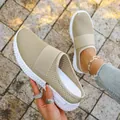 Detailansicht der khakifarbenen, atmungsaktiven Mesh-Pantolette für Damen mit weicher weißer Sohle. - 36 / Khaki