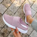 Detail von atmungsaktiven rosa Flyknit-Damen-Mules mit weißer, weicher Sohle - 36 / Rosa