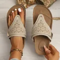 Vista dettagliata dei sandali piatti beige traforati da donna con marchio taglia 37 - 38 / Beige