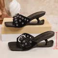 Dettaglio di eleganti sandali neri con tacco alto architettonico e fibbia metallica. - 35 / Nero
