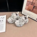 Gros plan sur des baskets respirantes pour filles avec nœud en dentelle et semelle épaisse - 37 / Gris