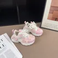 Vue détaillée de baskets roses pour filles avec nœuds en dentelle et des perles - 26 / Rose