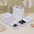 Élégants coffrets cadeaux bijoux blancs de style tiroir et sac en papier assorti pour bagues. - Sac à main assorti (11*12*6cm) / Boîte à tiroir blanche