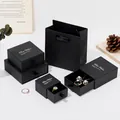 Ensemble de boîtes à bijoux noires élégantes avec impression Best Wishes pour colliers et bagues - Sac à main assorti / Boîte à tiroirs noire