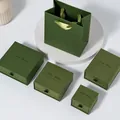 Boîtes à bijoux élégantes vert mousse style tiroir avec sac en papier cadeau assorti - Sac à main assorti / Boîte à tiroirs vert kapok