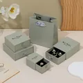 Coffret cadeau à tiroir vert sauge élégant avec sac en papier pour bijoux divers - Sac à main assorti (11*12*6cm) / Boîte à tiroirs gris clair