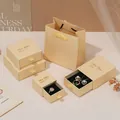 Élégant coffret à bijoux beige à tiroir pour bagues et colliers avec sac cadeau assorti - Sac à main assorti (11*12*6cm) / Boîte à tiroirs jaune chaud