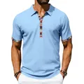 Détail de la patte et des poignets rayés style Navajo sur polo bleu pour homme - Bleu clair