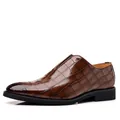 Zapatos clásicos de cuero marrón para hombre con textura de piedra y suela negra - 39 / Marrón Oscuro