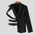 Detail van zwarte herenblazer met uniek asymmetrisch uitgesneden bandjesontwerp - S / Tops / Zwart