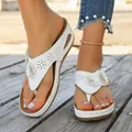 Detalle de sandalias blancas con plataforma y cuña con flores y patrones cortados por láser - 36 / Blanco