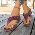 Vista detallada de chanclas con cuña burdeos con flores 3D y brillantes pedrería - 36 / Burdeos