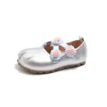 Charmante silberne Mary Jane Schuhe für Mädchen mit bunten Blumenakzenten und weicher Sohle - Größe 23 (Innenlänge 14,5 cm) / Silber