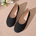 Eleganti ballerine nere a punta tonda con finitura scamosciata su tappeto di paglia - 36 / Nero