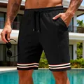 Détail du short de sport noir texturé pour homme avec cordon de serrage et ourlet rayé - Noir