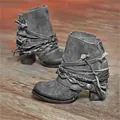 Vista detallada de botines bohemios de ante gris desgastado con correas trenzadas y tacón bloque - 35 / Gris