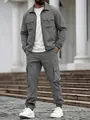 Ganzkörperansicht eines grauen Herren-Cargojacke-und-Hosen-Sets im Außenbereich - S / Oberteil Und Unterteil / Grau