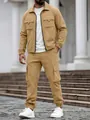 Herren Khaki Cargo-Jacke und Jogginghose Set am Modell in einer Außenanlage dargestellt - S / Oberteil Und Unterteil / Khaki