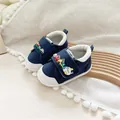 Nahaufnahme von dunkelblauen Baby-Lauflernschuhen mit bunten Cartoon-Fahrzeugen - Größe 12.5 (12.5cm) / Dunkelblau
