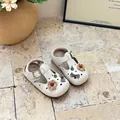 Detailansicht der cremefarbenen Kleinkinderschuhe mit Blumen- und Schleifenverzierungen - Größe 24 (Innen 15.8cm) / Beige