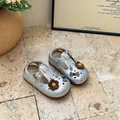 Nahaufnahme silberner Kleinkinderschuhe mit niedlichen Strickblumen und Schleifen - Größe 24 (Innen 15.8cm) / Silber
