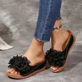 Gros plan de mules compensées noires avec fleurs en dentelle et coutures blanches - 38 / Style Compensé à Fleurs (030) / Noir