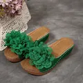 Gros plan de sandales compensées vertes avec des fleurs décoratives en dentelle. - 38 / Style Compensé à Fleurs (030) / Vert