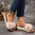 Gros plan de mules compensées bohèmes avec des détails de fleurs en dentelle 3D - 38 / Style Compensé à Fleurs (030) / Beige