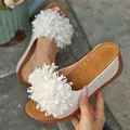 Gros plan de mules compensées élégantes avec une grande fleur décorative en tissu blanc - 36 / Blanc