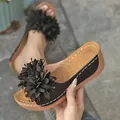 Sandales compensées noires avec grande fleur en tissu et surpiqûres blanches - 36 / Noir