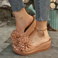 Vue détaillée des mules à talons compensés d'été avec décoration florale en 3D - 36 / Beige