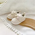 Bequeme beige Leinenschuhe für Baby Mädchen mit Herzmuster und Schleifendetail - 13.0 / Beige