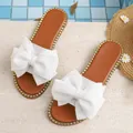Elegante bruine platte slippers voor dames met een grote witte stoffen strik detail - 36 / Wit