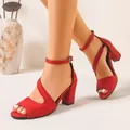 Eleganti sandali rossi in pelle scamosciata con tacco largo e cinturino - Rosso