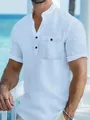 Gros plan d'une chemise henley blanche texturée à manches courtes avec poche poitrine. - S / Hauts / Bleu ciel