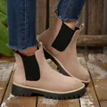 Primo piano di stivaletti Chelsea in pelle scamosciata beige con elastico e suola carrarmato - Colore loto