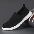 Mocassini minimalisti in tela nera da uomo con spessa suola bianca e fori di ventilazione - 38 / Bianco e nero