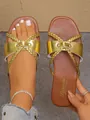 Detail von goldenen geflochtenen flachen Sandalen für Damen mit metallischem Riemen - 36 / Gold