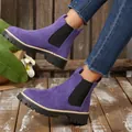 Dettaglio stivaletti Chelsea in pelle scamosciata viola con suola spessa ed elastici - Viola