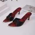 Elegante rode slangenprint stiletto sandalen met zwarte band en een open neus ontwerp. - 36 / Rode Slangenhuid