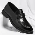 Elegante schwarze Leder-Loafer für Herren mit stilvollem dunklem Metallschnallendetail - 38 / Schwarz