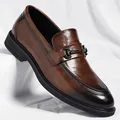 Klassische braune Leder-Business-Loafer für Herren mit schickem dunklem Metallelement - 38 / Braun
