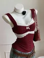 Dettaglio di una canotta bordeaux stile francese con pizzo bianco e un piccolo fiocco - Taglia S / Top / Borgogna