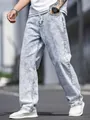 Detailopname van de losse lichtblauwe acid wash rechte jeans voor heren. - S / Bottoms / Hemelsblauw