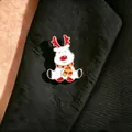 Broche de renne de Noël en émail blanc sur le revers d'un costume noir élégant. - Renne (6096)
