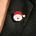 Broche de Père Noël en émail rouge et blanc sur le revers d'une veste de costume noire - Père Noël (6095)
