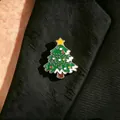 Broche sapin de Noël en émail vert avec ornements colorés sur le revers d'un costume noir - Sapin de Noël (6066)